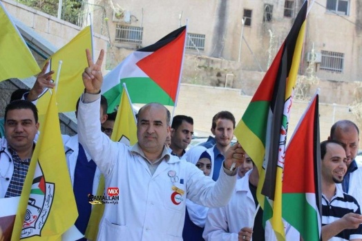 شاهد: وقفة للأطباء والممرضين تضامنا مع الأسرى في جنين