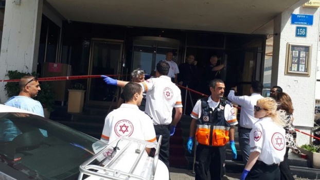 اصابة 4 اسرائيليين بعملية طعن في تل ابيب واعتقال المنفذ