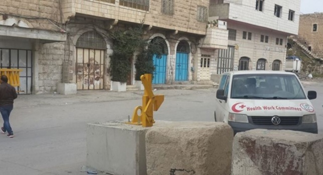الاحتلال يغلق مدخل مركز طوارىء الخليل ببوابة حديدية