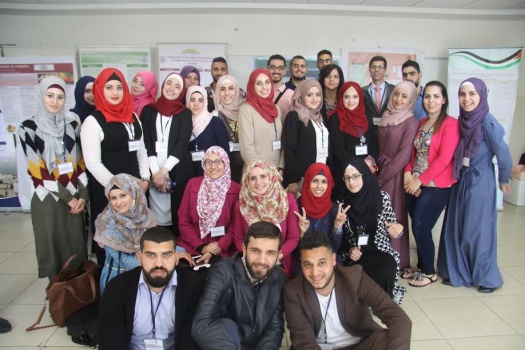 صور: طلبة جامعة القدس ينتجون مواد طبيعية فعالة في مجال الصحة والتغذية