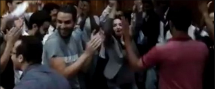 بالفيديو ..على أنغام أغنية شعبية.. رئيسة قسم بإحدى الجامعات المصرية تدخل في نوبة رقص عنيفة أمام طلابها