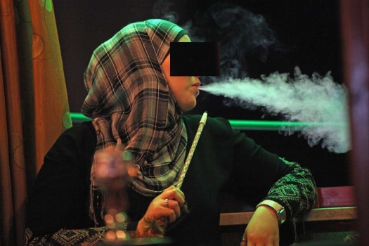 تدخين النساء للنرجيلة:آثار صحية مُدمرة وظاهرة مستفحلة بالمجتمع الفلسطيني