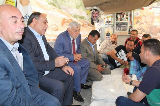 وزير الزراعة يزور خيمة الاعتصام في جنين ويؤكد تضامنه مع الأسرى