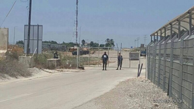 بالصور..الإحتلال يعتقل فتى من مخيم جنين بحوزته عبوتين قرب معسكر سالم
