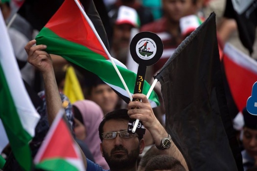 بالصور.. آلاف المشاركين بمسيرة "التمسك بالعودة" في نابلس