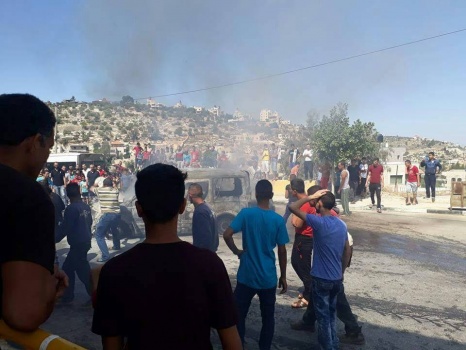 بالصور: حريق في مركبات مشطوبة داخل محطة وقود في بلدة صوريف