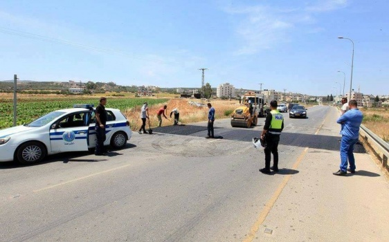 جنين: بعد مصرع اثنين من طلابها..الجامعة العربية الامريكية تقوم بتركيب مطبات على شارع الزبابدة