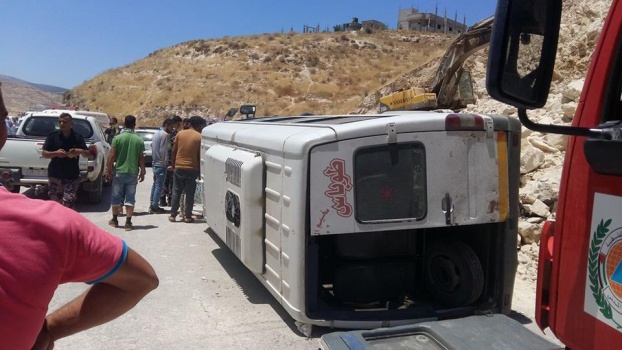 13 إصابة بحادث انقلاب حافلة جنوب طوباس