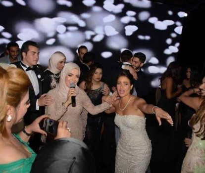 بالصور.. منى عبد الغنى تتألق فى حفل زفاف ابنتها