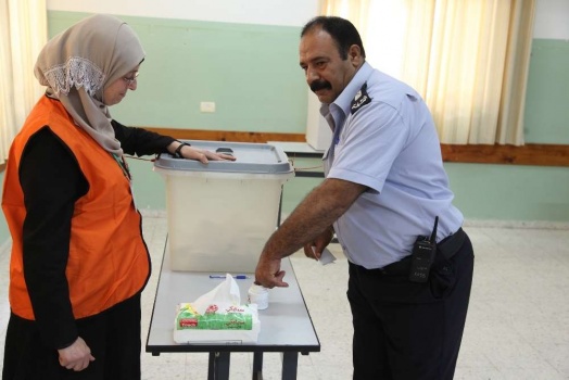 أفراد قوى الأمن يبدأون التصويت في انتخابات الهيئات المحلية