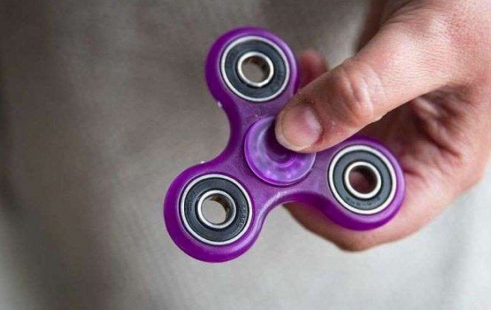 جدة تحذر من خطر خفي في لعبة Fidget Spinner