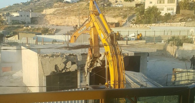 جرافات الاحتلال تهدم منشآت تجارية في بلدة العيسوية