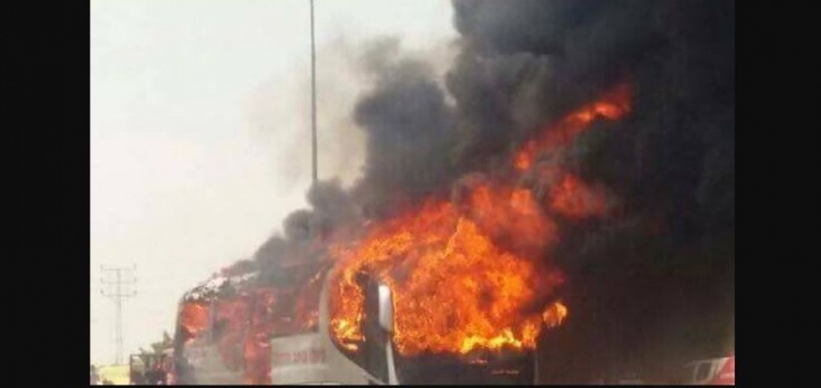 عكا: احتراق حافلة بالكامل تقل طلابا من مدرسة عربية كانوا متجهين لرحلة مدرسية