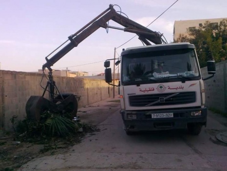 قلقيلية: بلدية كفر ثلث تشرع بإزالة التعديات على الشوارع والأرصفة