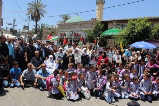بالصور..ذوي الأسرى وطلاب محافظة جنين يغلقون شارع رئيسي بوقفة تضامنية مع الأسرى