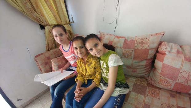 أيادِينا الصغيرة تُهدي إليكِ الدعاء