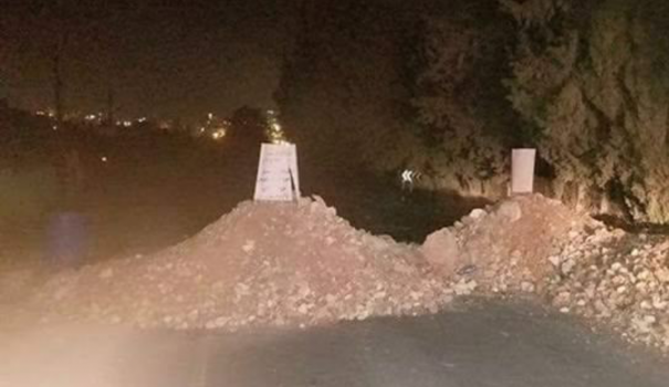 شبان يغلقون معظم مداخل رام الله بالسواتر الترابية.. والسبب؟