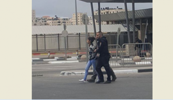 فيديو - اعتقال طفلة بحجة محاولة الطعن على حاجز قلنديا
