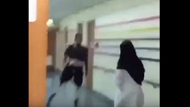 فيديو| ماذا فعلت ممرضة سعودية مع شاب ليتحرك بأطراف صناعية؟!