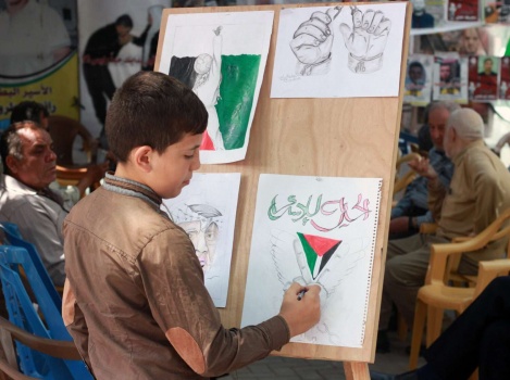 "الفنان الصغير" يرسم للأسرى