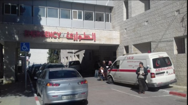 إصابة مرضى بينهم أطفال بالاختناق عقب اقتحام مجمع فلسطين الطبي برام الله