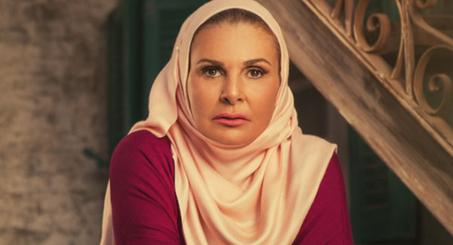يسرا بالحجاب على ملصقات "الحساب يجمع"