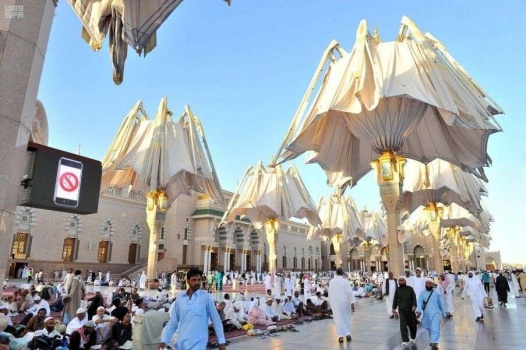 بالصور.. هكذا يتم تكييف المسجد النبوي وباحاته