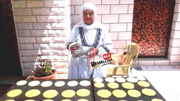 تعرفوا على صانعة "القطايف" الحاجة أم رسمي في بلدة عجة جنوب جنين