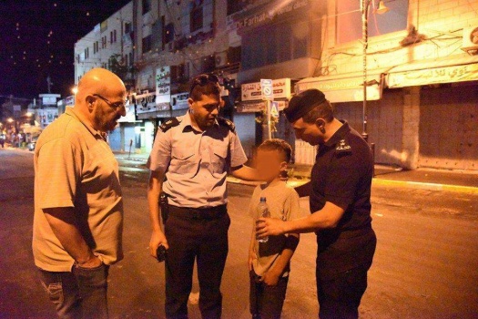 البيرة: إلتحف "كرتونة" لينام - نجاة طفل من الموت بكماشة شاحنة القمامة !