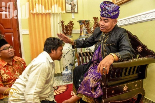 بالصور: يمتلك 27 كجم من الذهب ومثلهم من الفضة.. تعرف على قصة حامل خاتم سليمان الذي يزن أكثر من 150 جرام!
