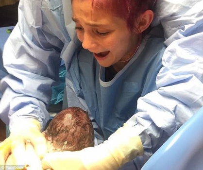 صور| طفلة تشارك طبيباً في عملية ولادة شقيقها!