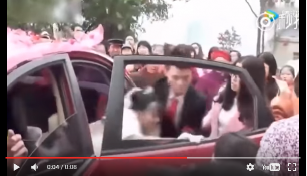 فيديو صادم... هذا ما فعله بعروسه يوم زفافهما وسط ذهول المدعوين!