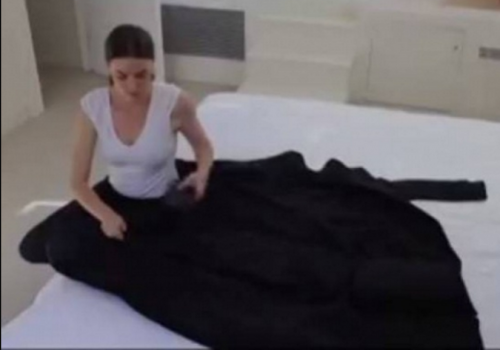 بالفيديو: أول معطف بديل لحقائب السفر.. لن تصدّق كم يتسع!