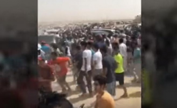 آلاف الكويتيين يبحثون عن كنز مزعوم في الصحراء - فيديو -