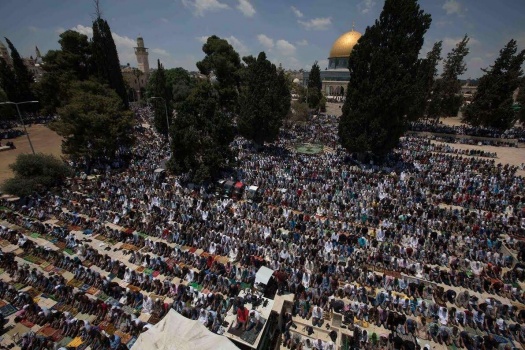 150 ألفاً أدوا الجمعة اليتيمة في رحاب الأقصى