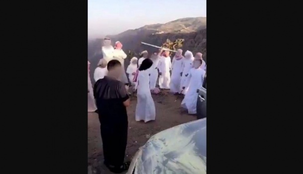(54) شاباً يجاهرون بالإفطار في نهار رمضان و يرقصون على الشيلات بالسعودية