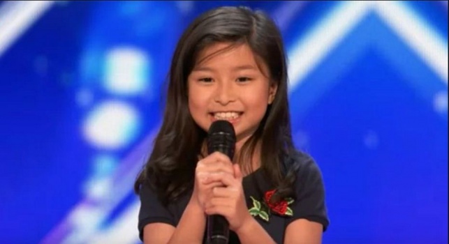 فيديو| طفلة صينيّة تصدم لجنة تحكيم “America´s Got Talent” بصوت مغنية فيلم “تايتنك”