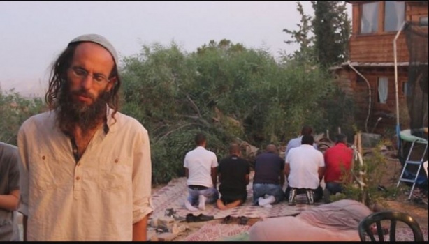 وجبة إفطار تجمع مستوطنين وفلسطينيين على مائدة واحدة !