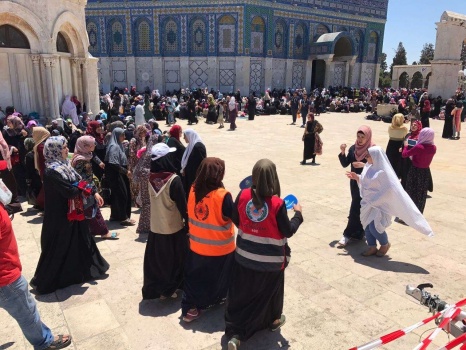 بالصور: متطوعو ومتطوعات الدفاع المدني يقدمون المساعدة للزوار والمصلين داخل الاقصى في الجمعة الثالثة من رمضان