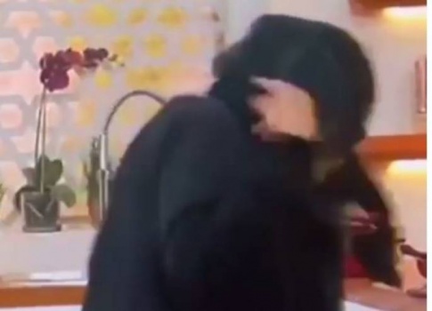 فيديو| اشتعل حجابها على الهواء مباشرةً.. شاهدوا ردّة فعلها الصادمة!!