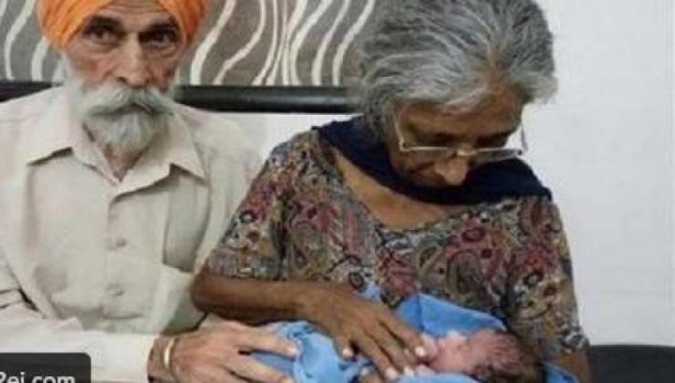 زوجان في الـ70 ينجبان طفلهما الأول... ردّ فعلهما مؤثر جداً!