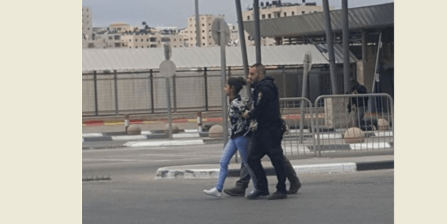 قوات الاحتلال تنكل بطفلة فلسطينية وتخضعها للتفتيش العاري