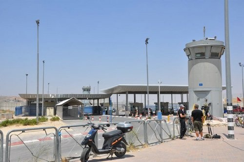 اعتقال فتاة على حاجز قلنديا بدعوى نيتها تنفيذ عملية