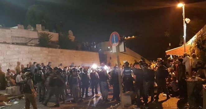22 إصابة في قمع الاحتلال المرابطين بالقدس