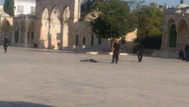 3 شهداء ومقتل شرطيين في عملية بباحات المسجد الاقصى- فيديو وصور