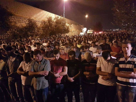 المقدسيون يؤدون صلاة المغرب في شوارع المدينة