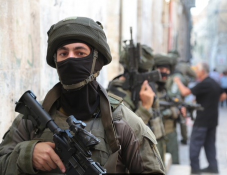 لم يحدث منذ احتلال القدس .. الاحتلال يفرض حصارا شاملا على المسجد الاقصى - فيديو
