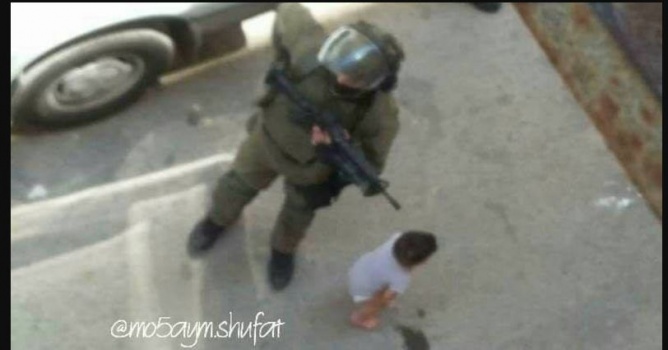 صور- رضيع في "قبضة" الاحتلال تحت اشعة الشمس الحارقة !