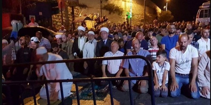 المقدسيون يصلون الفجر على الابواب وينتظرون التقرير النهائي للدخول للمسجد الاقصى