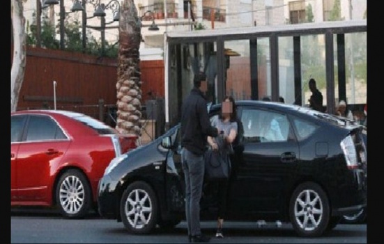 توقيف شاب اعتدى على مركبة فتاة رفضت الدفع لإصطفاف مركبتها بساحة أحد المولات في عمان